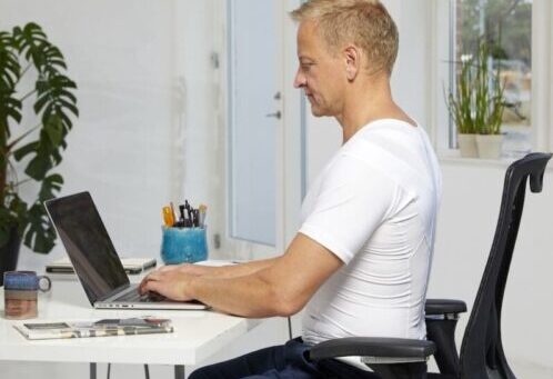 Homme en Posture Shirt travaillant assis
