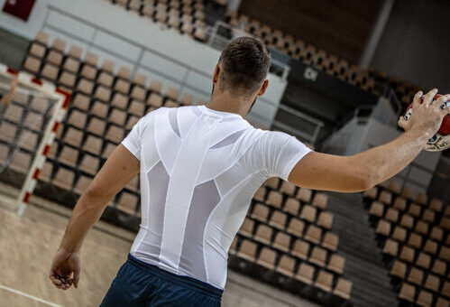 Homme en Posture Shirt jouant au handball