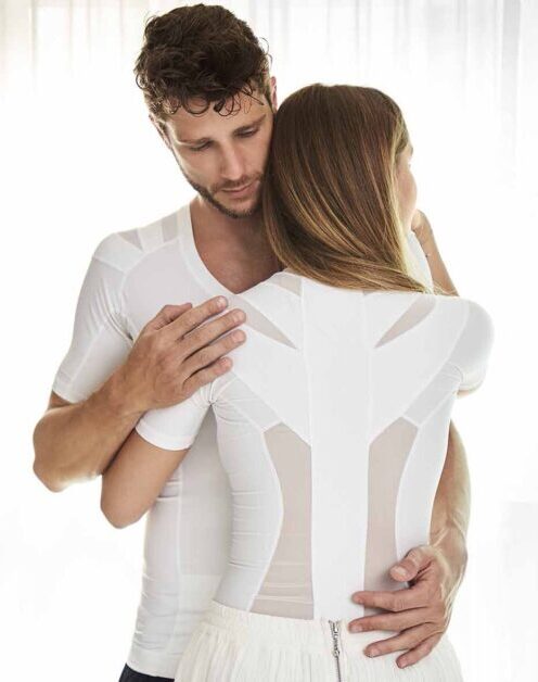 Homme et femme se serrant dans les bras, portant des vêtements Anodyne